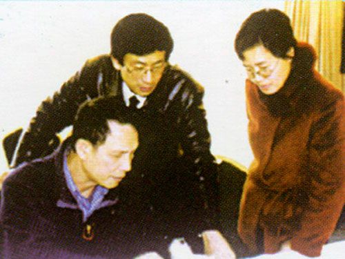 在座談會(huì)上華裔、南非客商通過(guò)攝像機(jī)交流